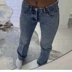 Fina jeans i bra skick💗Inte mina bilder Frakten är 24kr 