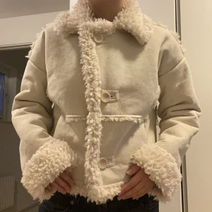 Urban outfitters jacka - Supermysig kappa från Urban Outfitters🐻I strl XS men passar mer som en S. Frakt: 90kr