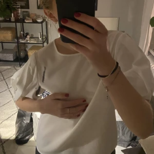 Topp  - Jättesöt topp från Vila. Toppen är i ett material med lite struktur och är i nyskick. Nypris - 500kr. Toppen är i storlek 38, men passar även xs, S och 36. Priset är inklusive frakt. 