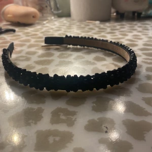 Svart Diamant diadem  - Ett oanvänt diadem från Gina, bra kvalite 👍🏼👍🏼