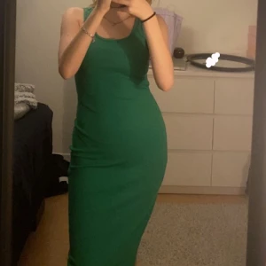 Grön lång kläning - En grön kläning ganska lång, köpt i somras men har ej kommit till användning, Storlek Xs🫶🏼 Skriv för fler bilder 