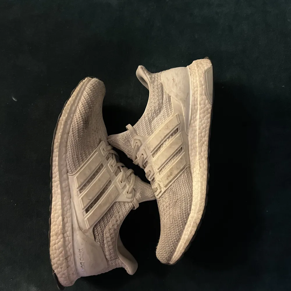 Vita använda adidas ultra boost. Skor.