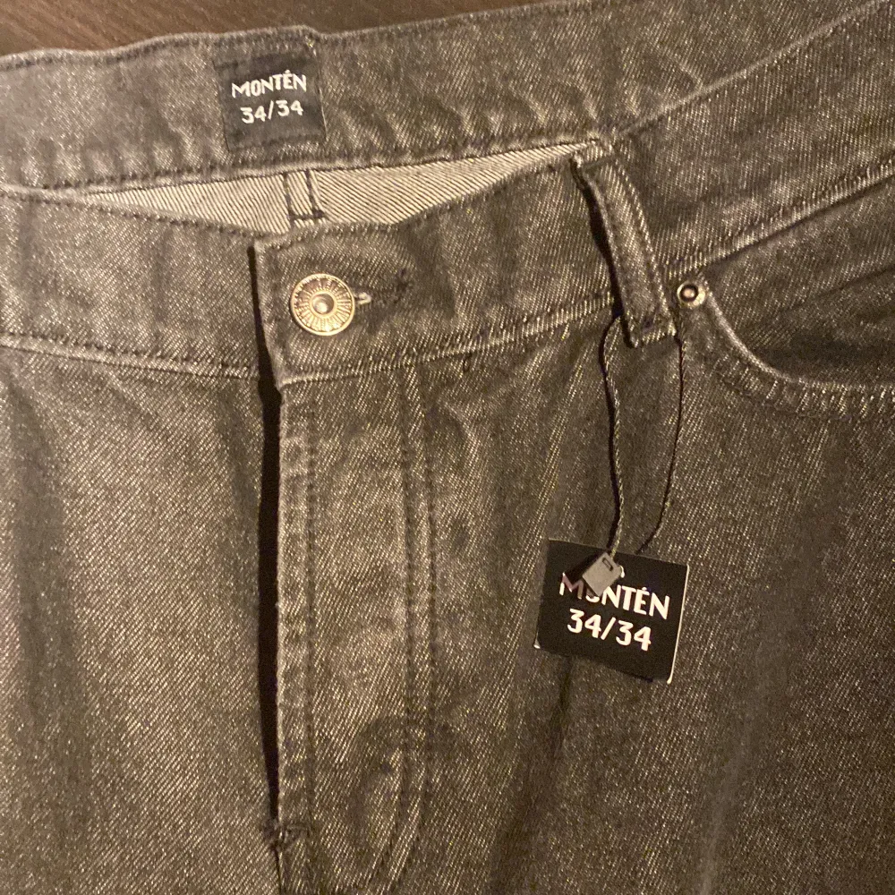Sprillans nya svarta Monten jeans med en snygg fade i storlek 34. Nypris 1000kr. De har en baggy passform. . Jeans & Byxor.