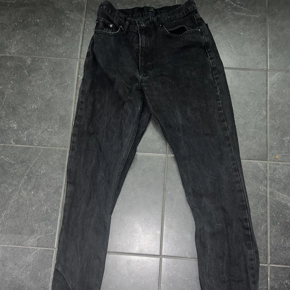 Svarta jeans från Nelly storlek 34, pris 200kr. Jeans & Byxor.