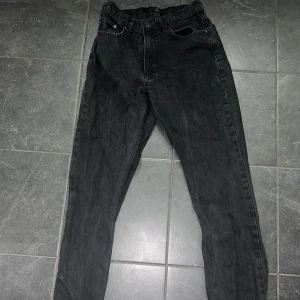 Svarta jeans - Svarta jeans från Nelly storlek 34, pris 200kr