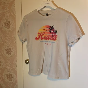 hm divided tshirt  - säljer då den inte kommer till användning💕 den var vit men har blivit mer grå med tiden☺️