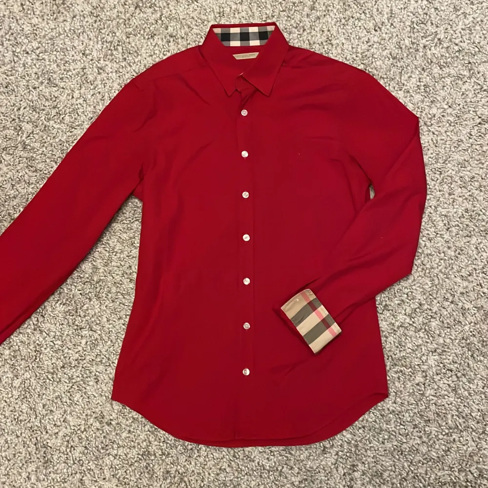 Tja, säljer min röda Burberry skjorta då jag redan har en annan! Storleken är S och den är i mycket bra skick då jag knappt använt den. Vid flera frågor komma gärna privat! //Lucas. Skjortor.