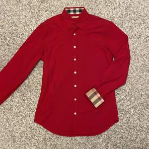 Tja, säljer min röda Burberry skjorta då jag redan har en annan! Storleken är S och den är i mycket bra skick då jag knappt använt den. Vid flera frågor komma gärna privat! //Lucas