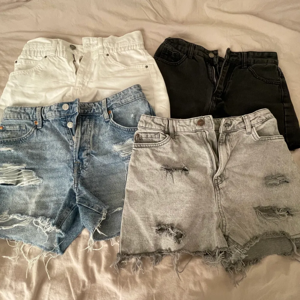 Säljer 4 par jätte fina jeans shorts  Dom alla är i bra skick och knappt andvända❣️ Dom svarta har ingen storleks lapp men dom är i xs och dom andra ❤️ Säljer ett par för 100 . Shorts.