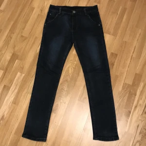 Helt nya och akut!! - Liten raka byxor, fint och helt nytt 