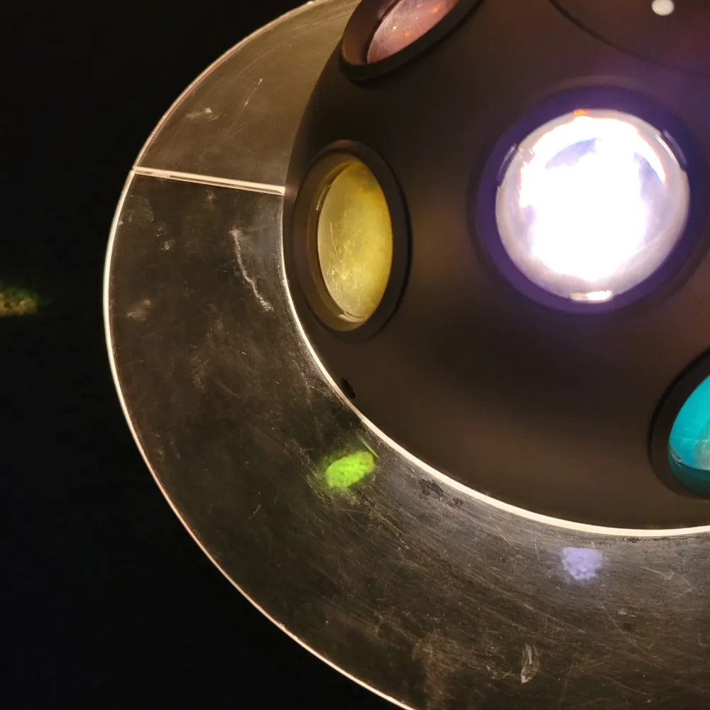 Lampa från ikea som inte säljs längre, projecerar stjärnor och andra motiv i flertal färger! Standard sladd med knapp, lite repig (se sista bilden) 💌. Övrigt.