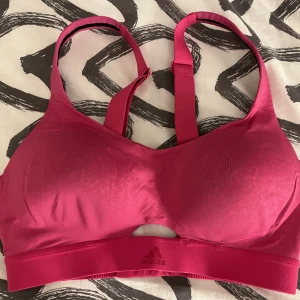 ADIDAS SPORT TOP - sport top, använd ett par gånger, stl S