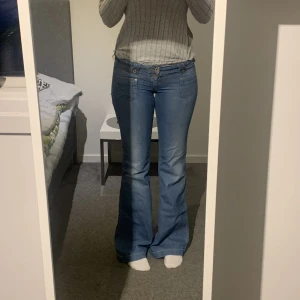 Lågmidjade bootcut jeans  - Säljer dessa as snygga lågmidjade bootcut jeans. Köpta på second hand för ett tag sedan. Det är i mycket fint skick. Pris kan diskuteras.