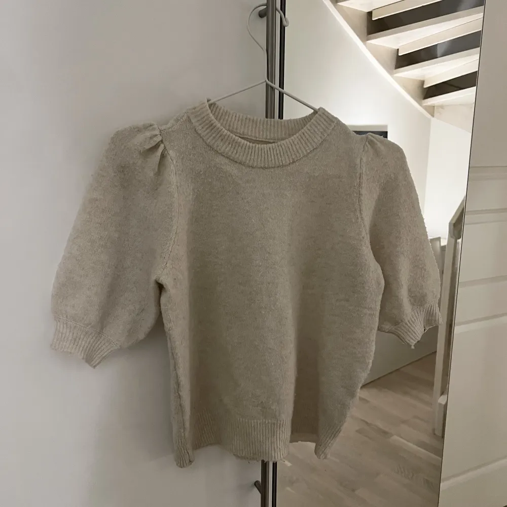 Säljer denna superfina stickade tröjan från Vero Moda. Köpt för ungefär ett år sedan, jätteskönt material och perfekt nu till våren💕buda!!!. Stickat.