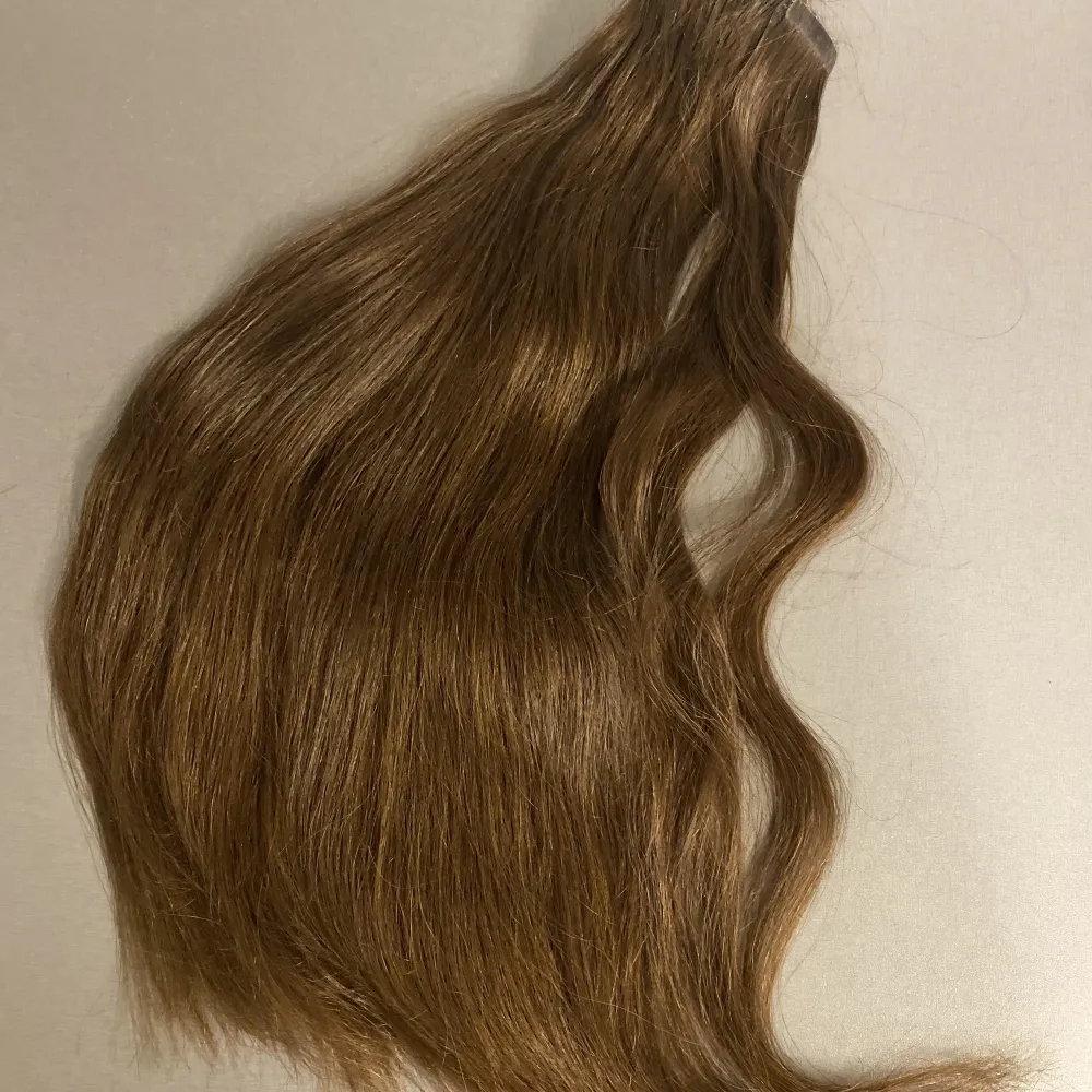 Tejp löshår säljs från märket Hello boomshell i färgen nute brown och är 175g samt 50cm. Det har endast använts 6 veckor under sommaren så löshåret är i nytt skick och kan brukas i 2 år sa salongen.Säljer löshåret för 4000 och nypris är 8500. . Muu.