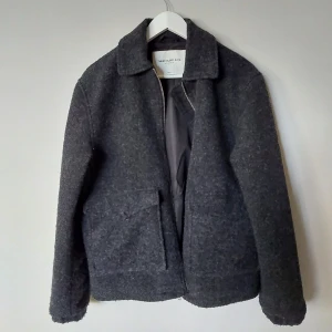 These glory days - JACKA - Höst/vinterjacka från These Glory Days.   Storlek: M Skick: 9,5/10 Material: 67% polyester, 33% ull Foder: 100% polyester 