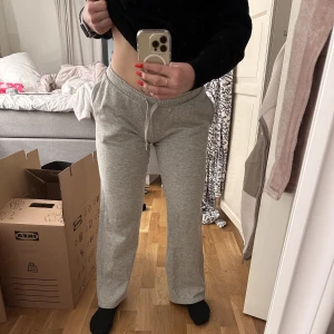 Gråa mjukis ifrån bikbok - Gråa mjukis ifrån bikbok använda 4 ggr men gillade ej låg midja