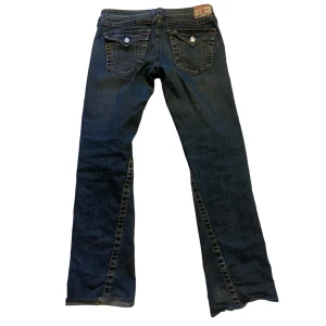 True Religion jeans - Feta trueys strlk 32 Inga fel med den förutom det som ses i bilderna, bud är välkomna!