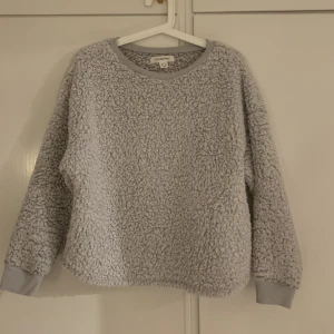 Grå tröja  - Såååå gosig sov tröja som jag köpte för nått år sedan på primark! Använd x antal gånger men i mycket bra skick.