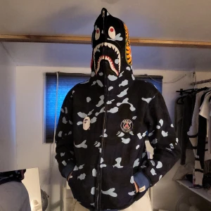 Psg shark zip hoodie - En riktigt cool bape x psg shark zipup hoodie som är medium kan gå ner i pris vid snabb affär Den är inte äkta men är i väldigt bra skick.