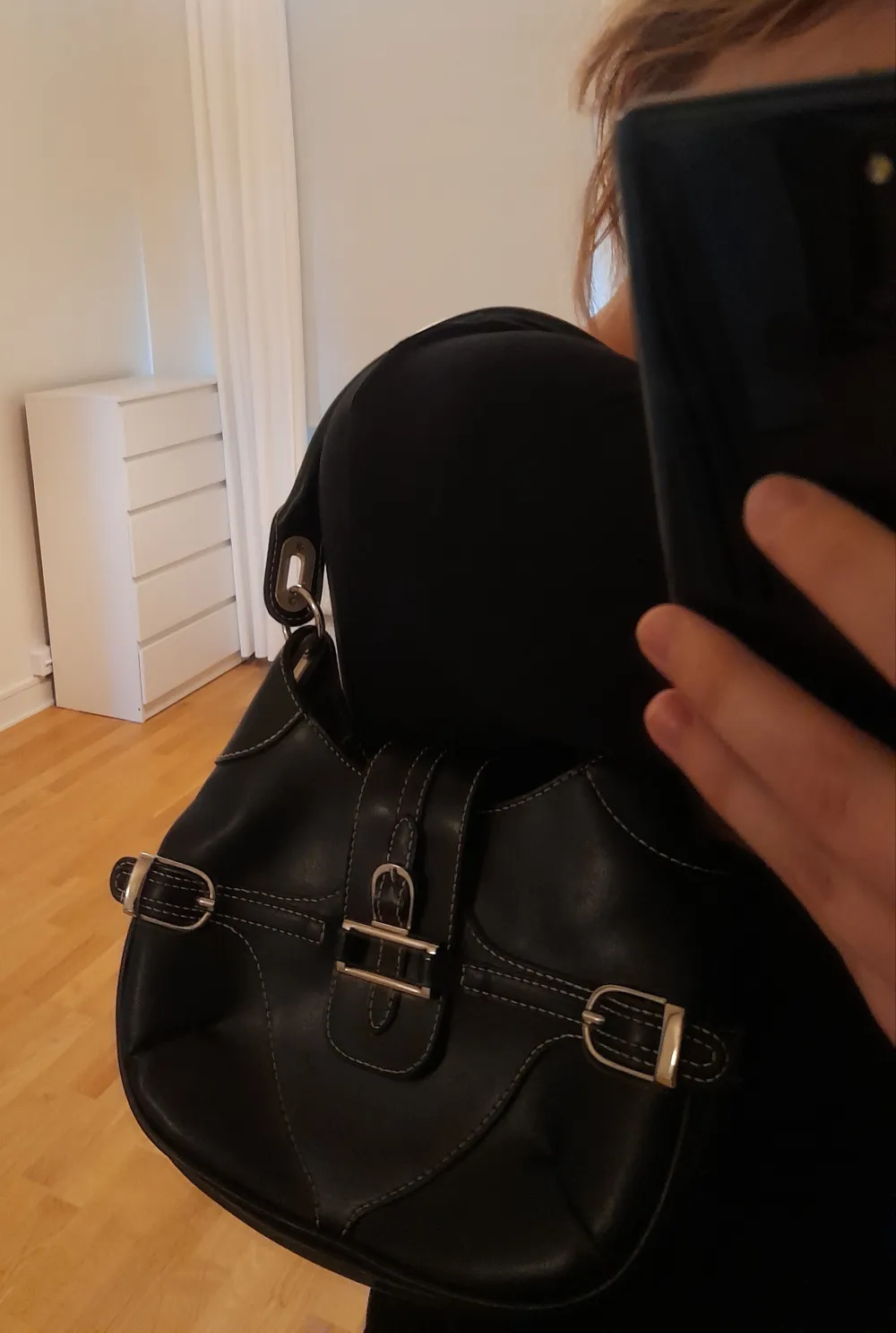 Unik svart väska med silver detaljer köpt second hand. Använd fåtal gånger. Fraktar eller möts upp i Stockholm city💕. Väskor.
