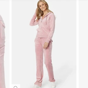 Juicy couture set - Säljer detta juicy couture set i färgen Zephyr!! Den är i handduksmaterial och nyskick! För fler bilder skriv privat.. byxorna är i XXS och koftan i M men passar mig som vanligtvis har xxs eller xs