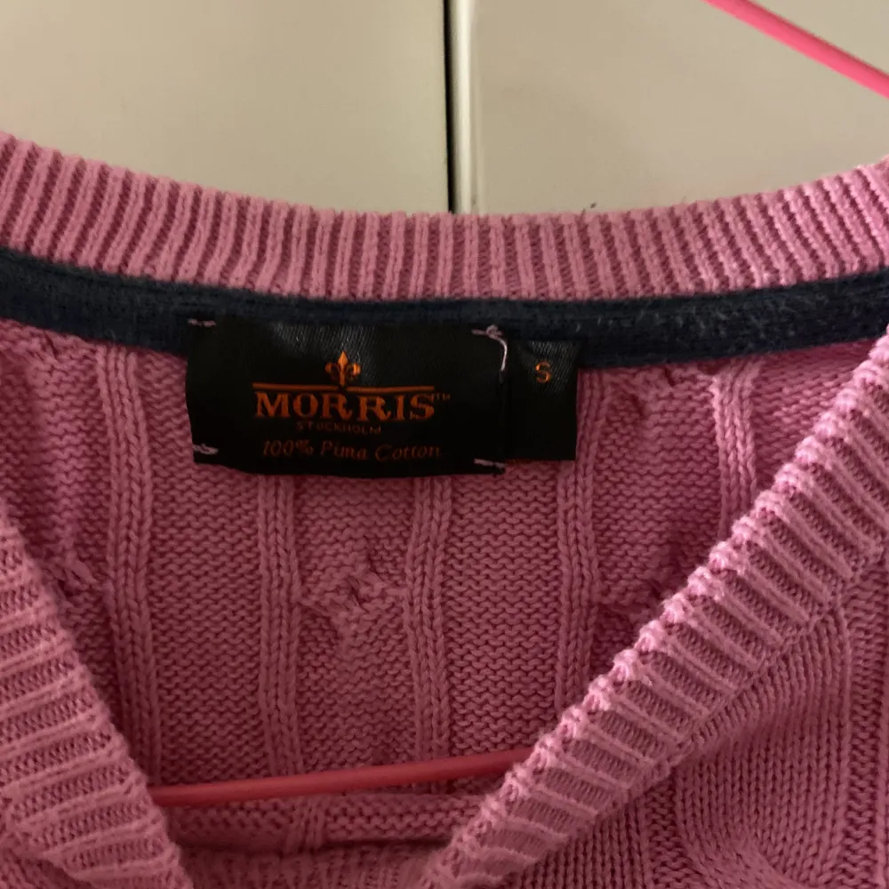 Rosa kabelstickad tröja från Morris! Jätteskönt material och i bra skick trots köpt second hand! Använd kanske 5 ggr max! Säljs eftersom den inte kom till användning!. Tröjor & Koftor.
