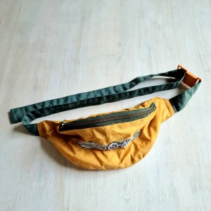 Midjeväska i senapsgul  - VÅRRENSNING! Vintage senapsgul midjeväska. Bästa sättet att förvara förnödenheter på sommaren när ryggsäckar klistrar fast sig som en joey på sin mama koala (koalans baby heter joey, you're welcome for the infomation) 🐨