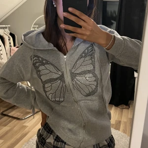 Zip hoodie - Säljer denna fina rhinestone zip hoodien från shein, storlek XS passar S. Säljer för 100kr + frakt✌🏼