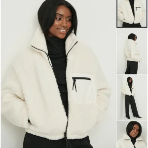 Teddy jacka - Säljer denna extremt snygga teddyjacka ifrån nakd, den är helt slutsåld på hemsidan och nypris är 1000kr. Har använt min några gånger bara så den är som ny säljer den för har andra jackor så den kom inte till användning så mycket🫶🏼