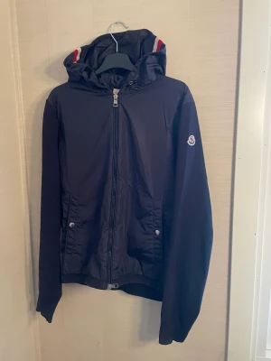 Moncler Tricot Cardigan - Skick: 9/10 endast ett litet hål som inte syns vid användning. Storlek: M Väldigt fin och eftertraktad modell. 