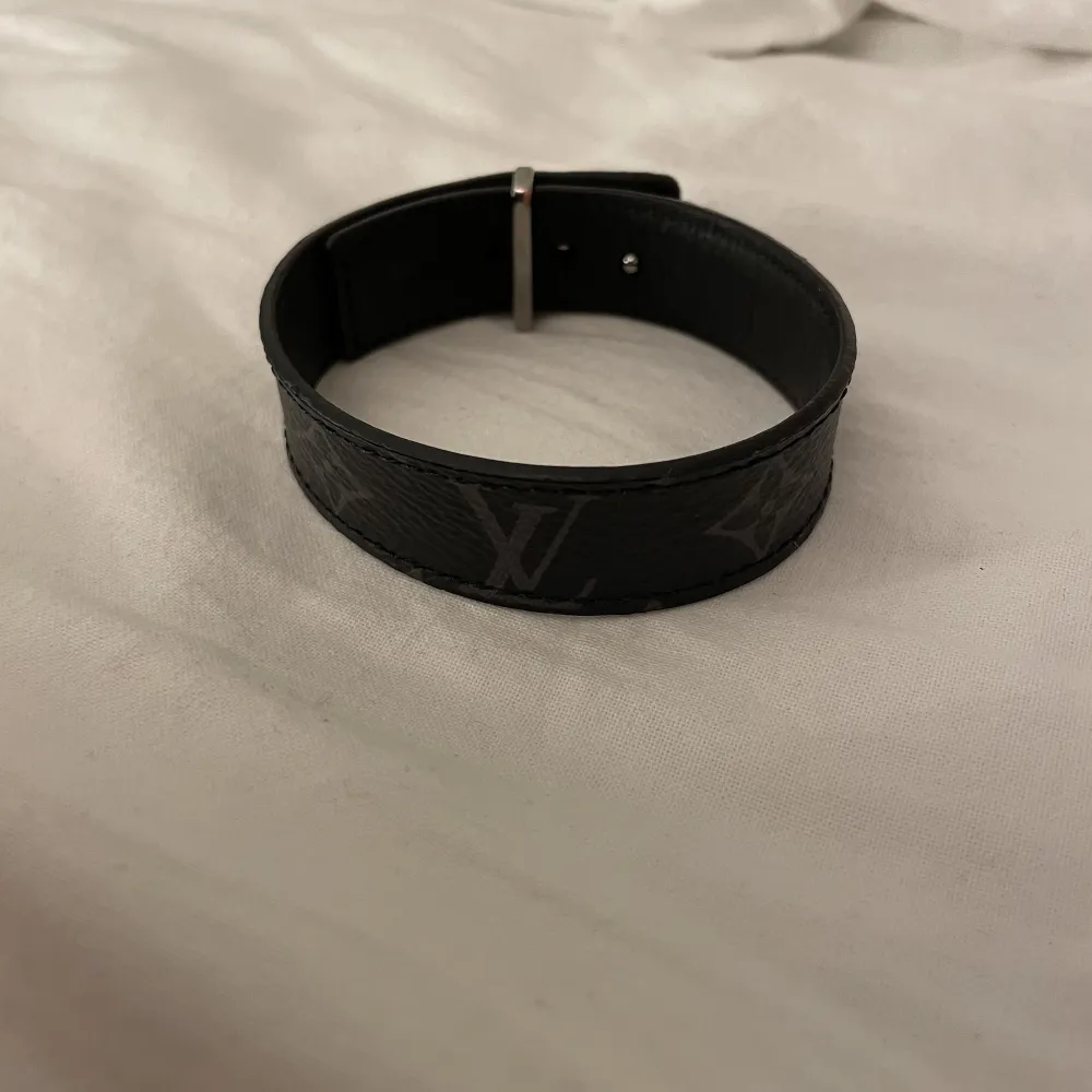 Säljer mitt lv armband då jag inte får så mycket användning av det. Det är i bra skick har inte användt de speciellt mycket, storlek 21, Nypris: 2700kr (TAR GÄRNA EMOT PRIS FÖRSLAG, PRISET KAN FÖRHANDLAS!). Accessoarer.