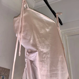 Ljus rosa topp - Säljer nu denna jättesöt topp med justerbara band. Materialet är silkes o färgen är en jättefin ljusrosa, såg lite annorlunda ut i speglen pga ljuset! Finns ingen lapp på så vet ej storlek till 100%. Men passar på mig som är S, den sitter super fint!💜