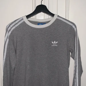 Adidas storlek S - Adidas tunnare långärmad tröja bra skick, lite stor i storlek 