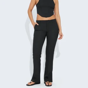 Bik Bok kostymbyxor  - Intressekoll på dessa sjukt snygga lågmidjade kostymbyxor från Bik Bok. Endast använda en gång, strl 34 💓