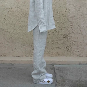 Adesign linnebyxor - Intressekoll på mina beiga linnebyxor från adesign. Använda endast EN gång i ett par timmar. Helt felfria och SUPERsnygga❤️‍🔥❤️‍🔥 färgen visar sig bäst på första bilden. Fraktkostnaden kan sjunka i pris 