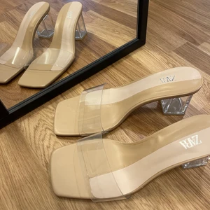 Oanvända klackskor från Zara - Säljer dessa populära klackskorna från Zara!🤍 Dom är helt oanvända!✨ Tryck inte på köp direkt. Direktpris 300kr.