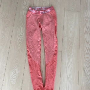 Gymshark leggings  - Endast använda fåtal gånger Skulle säga kristallfärgade skönt material