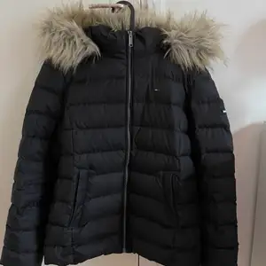 En perfekt Tommy Hilfiger dunjacka i storlek M inför hösten/vintern. Använts sparsamt i ett år och är i ett fint skick. ✅ Säljer för 650kr (ursprungspris 2 500kr)💞