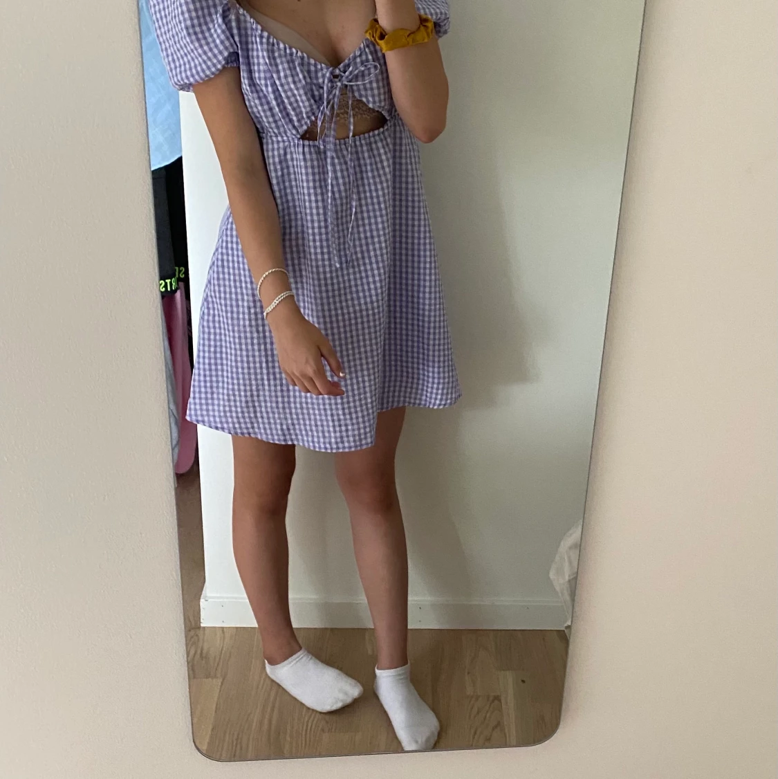 Säljer en lila vit klänning aldrig använd 