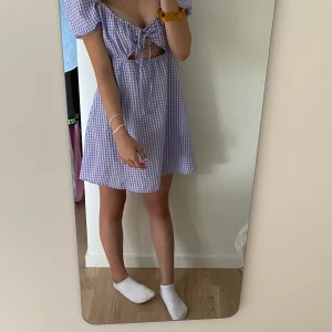 Säljer en lila vit klänning aldrig använd  - Aldrig använd beroende på att den är för stor