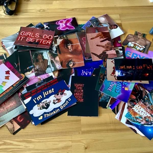 Bilder 🫶🏻🫶🏻 - Hej! Säljer mina gamla bilder som jag inte längre har på väggen🫶🏻 det finns runt 200 bilder (vanligt storlek, stora samt fyrkanta). Framkallningen kostade ca 400kr. 