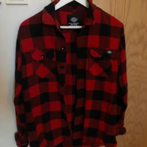 Dickies Skjorta - En super snygg och skön svart och röd rutig skjorta från Dickies! Perfekt för hösten🥰 Den är i st M och nästan helt oanvänd. Skriv för mer bilder💕