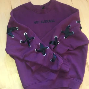 Snygg tröja  - Säljer denna snygga tröjan med tryck fram och baksidan. Endast testad men tyget och kvaliten är toppen! 💞