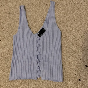 Topp med pärlor - Lila linne med pärlor, nyskick endast använd en gång💜