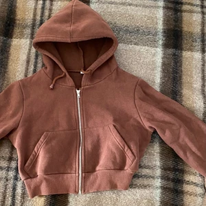Kort Hoodie Brun - Brun croppad mysig hoodie!💖 Skick: bra / använt. ”Kontakta” om du undrar något. ”Köp nu” om du är redo att köpa
