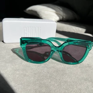 CHIMI 008  - Tänkte kolla intresset på dessa slutsålda chimi  solglasögon i färgen Aqua 008💚 kostar i butik 1200kr, sparsamt använda! Box och handduk medföljer!