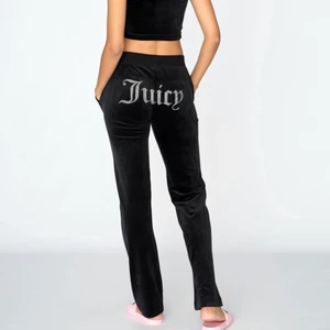 Säljer-byte - (lånad bild) Jag undrar om någon skulle vara intresserad av mina dessa juicy byxor eller intresserad till att byta mot ett par andra. Byxorna är knappt använda så dom är i väldigt fint skick!! Säljer endast vid bra bud, kom privat för bilder❤️❤️