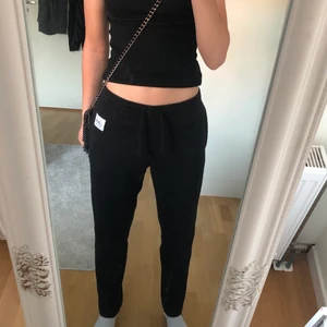 Svarta Mjukisbyxor - Säljer nu dessa jättefina svarta mjukisbyxor som är från Stadium i märket ”Andy By Frank Dandy”😍 De är i fint skick. Köptes för 199kr och säljer för 50kr+ frakt🤩