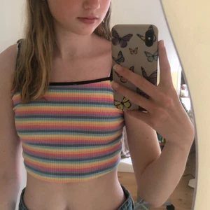 Shein topp - En jättefin färgglad topp som köptes här på plick! Jätte stretchigt material. Väldigt bra skick och inga defekter. Tryck inte på köp nu utan kom privat💗